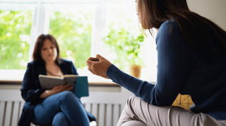 Zwei Frauen im Gespräch
