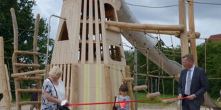 Geschäftsführerin der AWO Kita gGmbH Karin Wetzel (links), eine Spielplatznutzerin und Bürgerschaftspräsident Frank Imhoff auf dem neugestalteten Spielplatz August-Hagedorn-Allee.