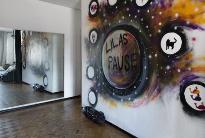 Tanzraum mit großem Spiegel und Graffiti-Schriftzug 
