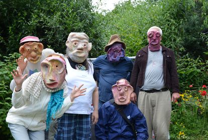 Sechs Personen mit selbstgebastelten Masken