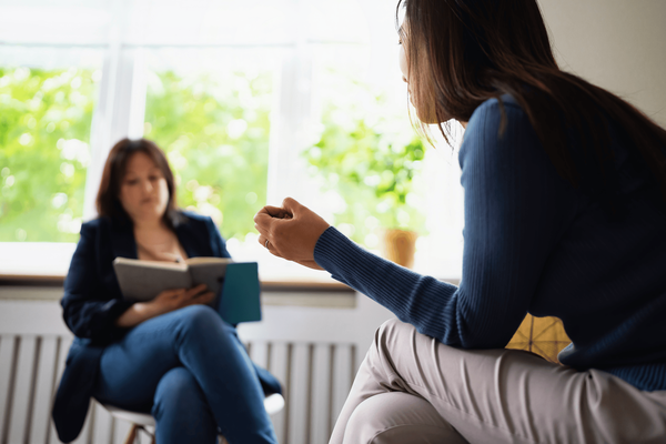 Zwei Frauen im Gespräch