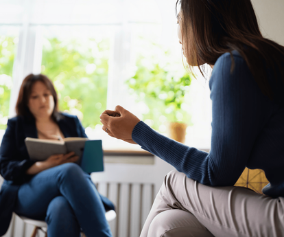 Zwei Frauen im Gespräch