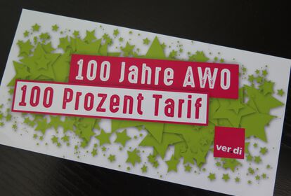 Flyer mit Aufschrift: 100 Jahre AWO / 100 Prozent Tarif