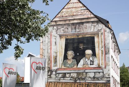 Fassade der AWO-Geschäftsstelle in Bremen mit dem Wandbild 