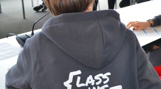 Logo der Respekt Coaches abgebildet auf der Rückseite eines Hoodies, der von einer Frau getragen wird.