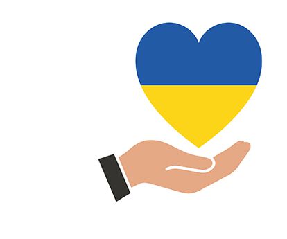 Hand hält Herz in Farben der ukrainischen Fahne
