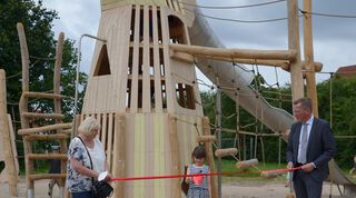 Geschäftsführerin der AWO Kita gGmbH Karin Wetzel (links), eine Spielplatznutzerin und Bürgerschaftspräsident Frank Imhoff auf dem neugestalteten Spielplatz August-Hagedorn-Allee.