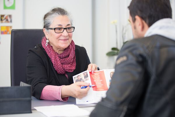 Eine Frau und ein Mann in Beratungssituation