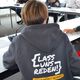 Logo der Respekt Coaches abgebildet auf der Rückseite eines Hoodies, der von einer Frau getragen wird.
