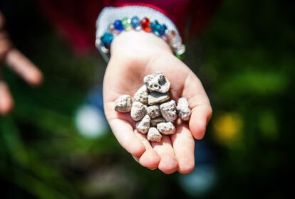 Eine Hand gefüllt mit kleinen Steinen