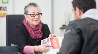 Eine Frau und ein Mann in Beratungssituation