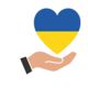 Hand hält Herz in Farben der ukrainischen Fahne
