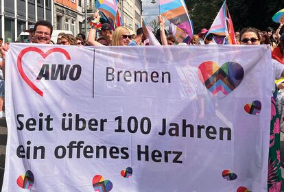 AWO Bremen mit Banner auf dem CSD 2024