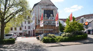 Oma und Opa-Wandbild am Gebäude der AWO-Geschäftsstelle in Bremen